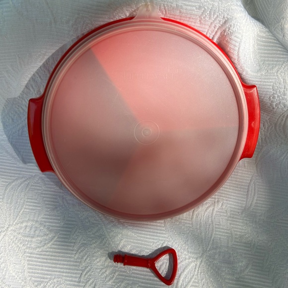 Tupperware snack dish with lid - Picture 1 of 5